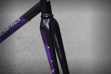 Bombtrack Hook 2022  -  metallic black purple